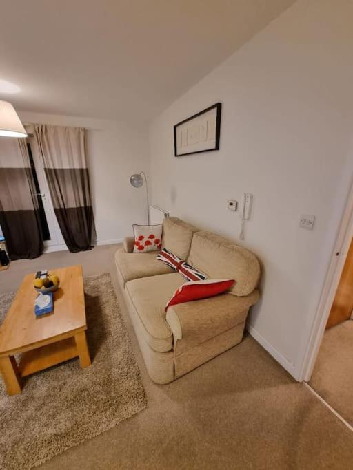 Laura'S Place Apartment Isleworth Bagian luar foto