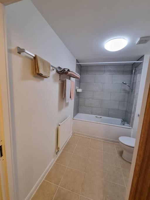 Laura'S Place Apartment Isleworth Bagian luar foto