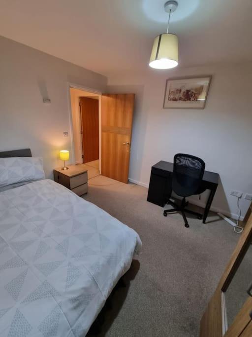 Laura'S Place Apartment Isleworth Bagian luar foto