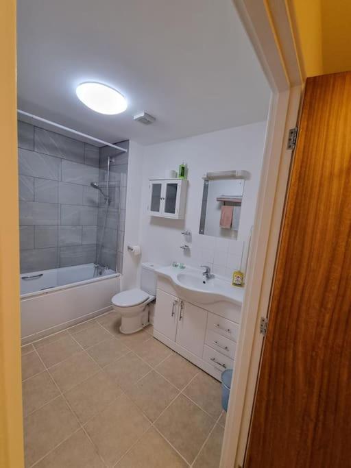 Laura'S Place Apartment Isleworth Bagian luar foto