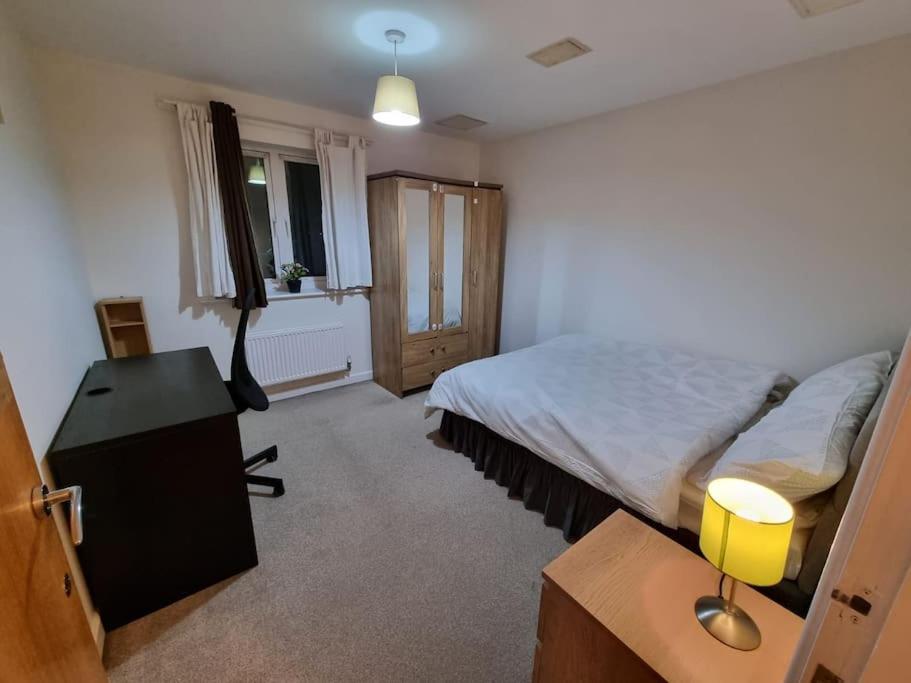 Laura'S Place Apartment Isleworth Bagian luar foto
