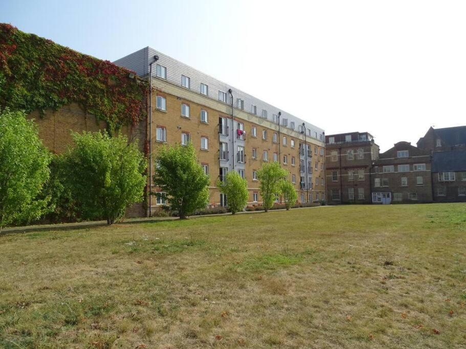 Laura'S Place Apartment Isleworth Bagian luar foto
