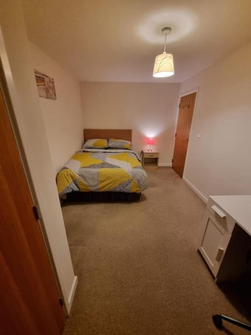 Laura'S Place Apartment Isleworth Bagian luar foto